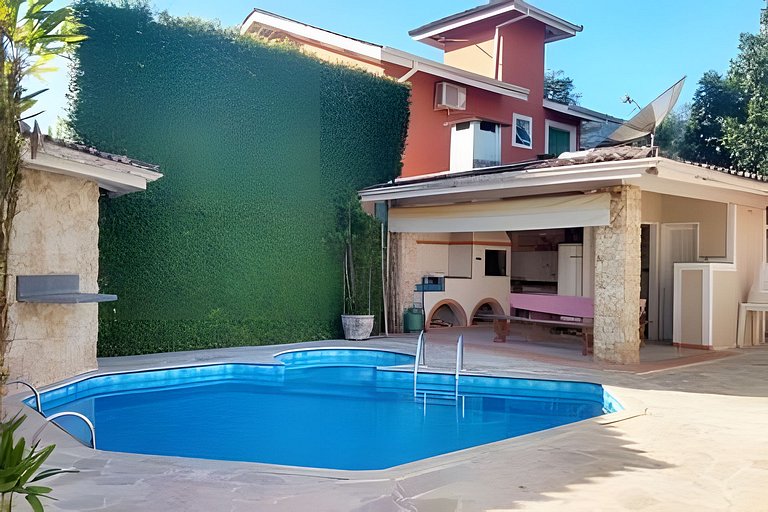 Casa c/ piscina, AC, área gourmet em cond clube