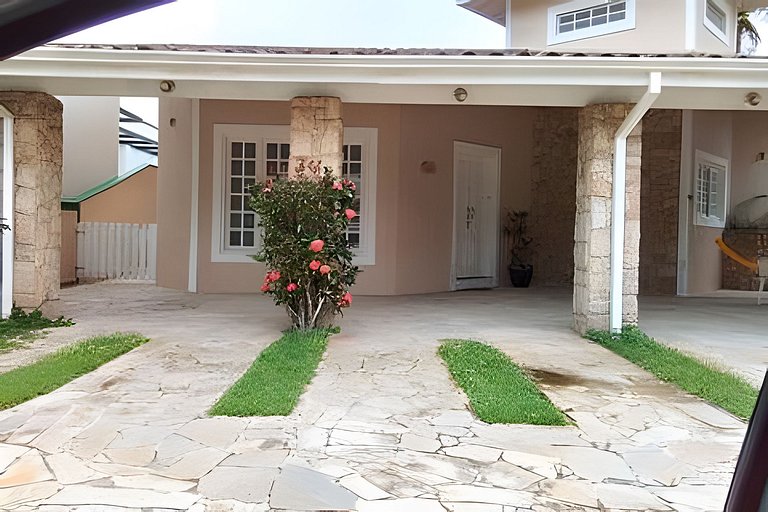 Casa c/ piscina, AC, área gourmet em cond clube