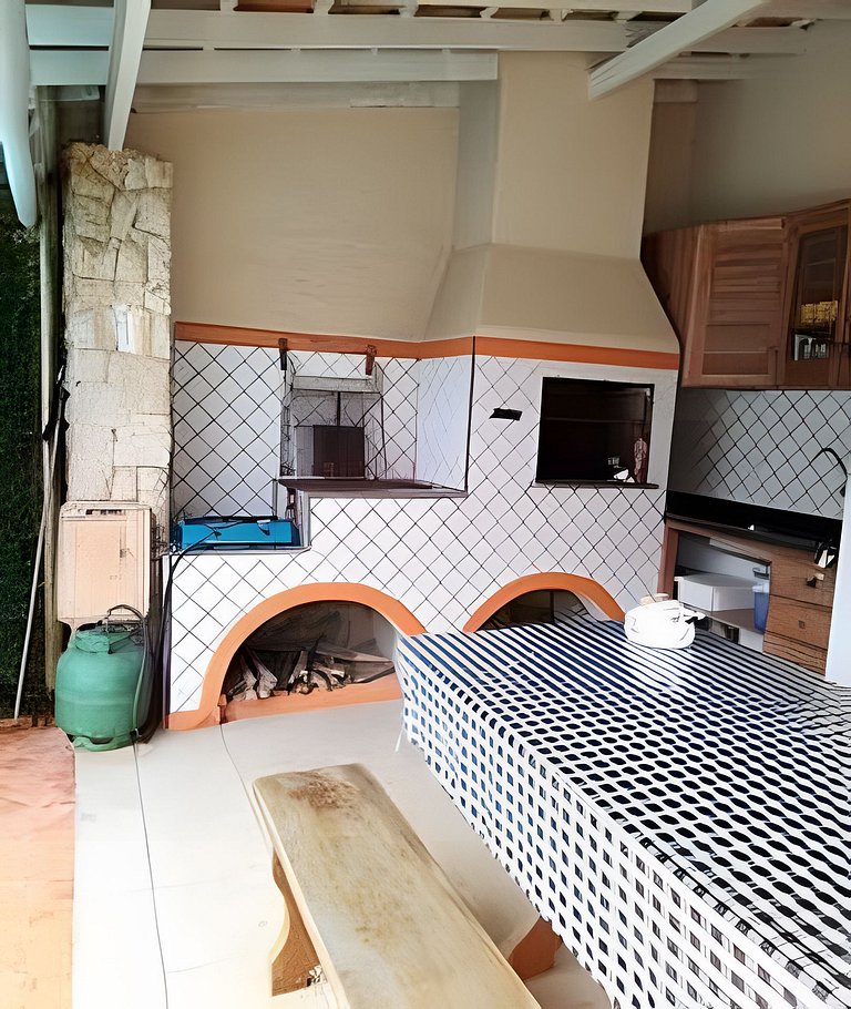 Casa c/ piscina, AC, área gourmet em cond clube