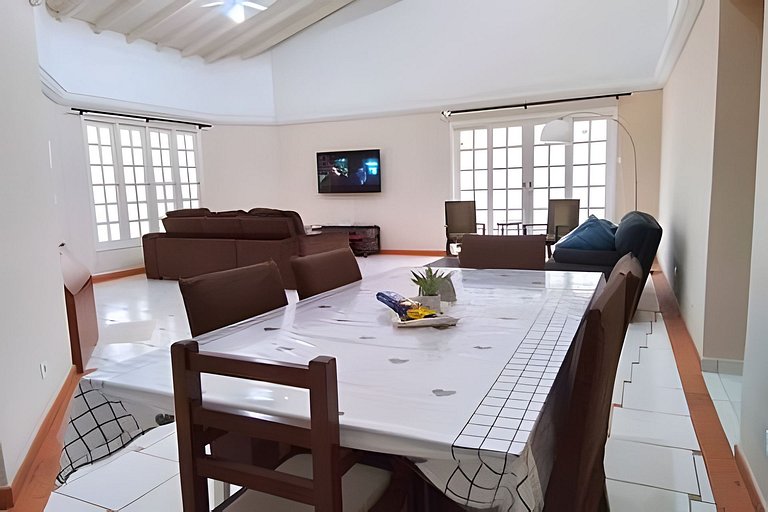 Casa c/ piscina, AC, área gourmet em cond clube