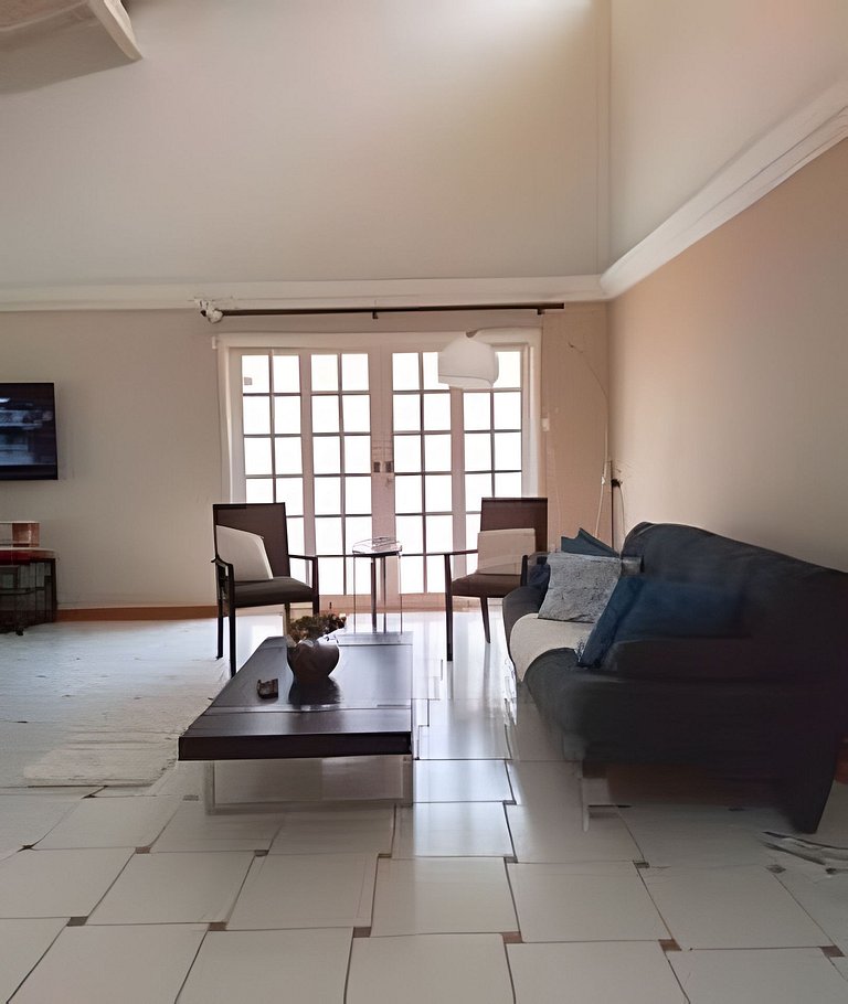 Casa c/ piscina, AC, área gourmet em cond clube