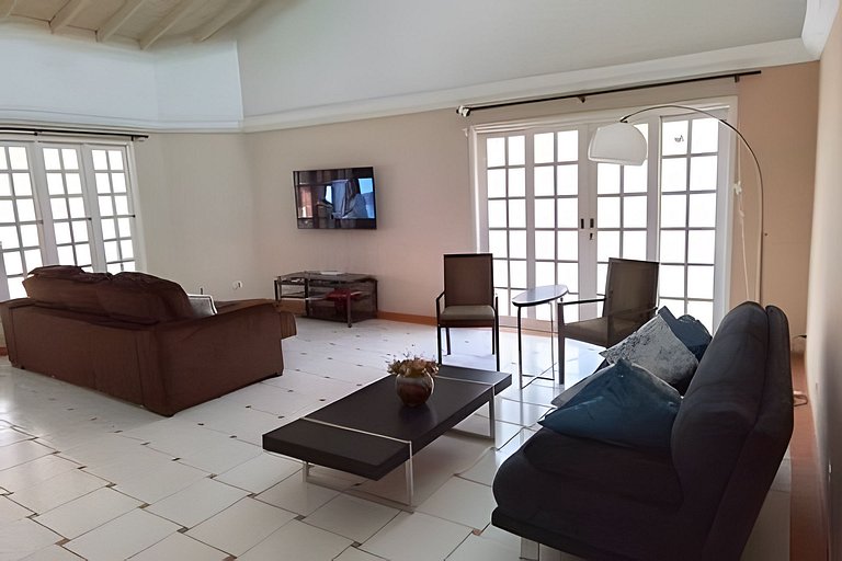 Casa c/ piscina, AC, área gourmet em cond clube