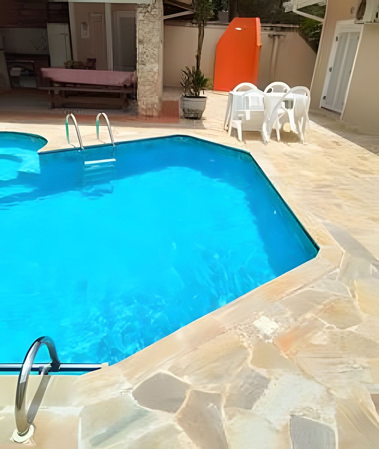 Casa c/ piscina, AC, área gourmet em cond clube