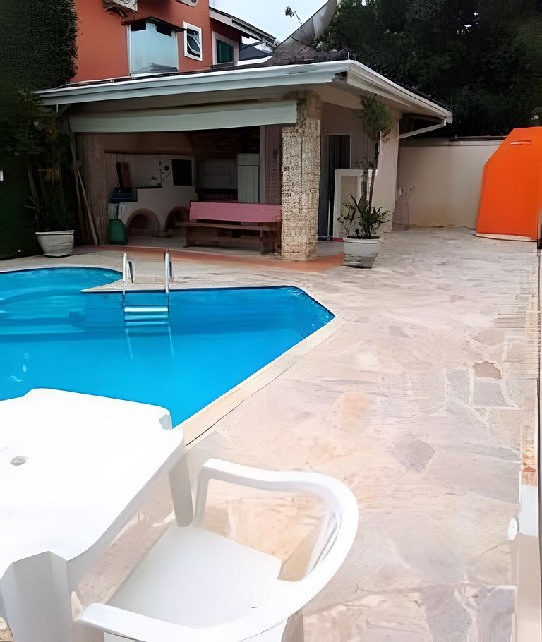 Casa c/ piscina, AC, área gourmet em cond clube