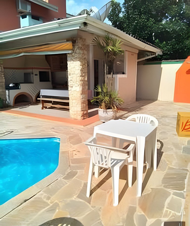 Casa c/ piscina, AC, área gourmet em cond clube