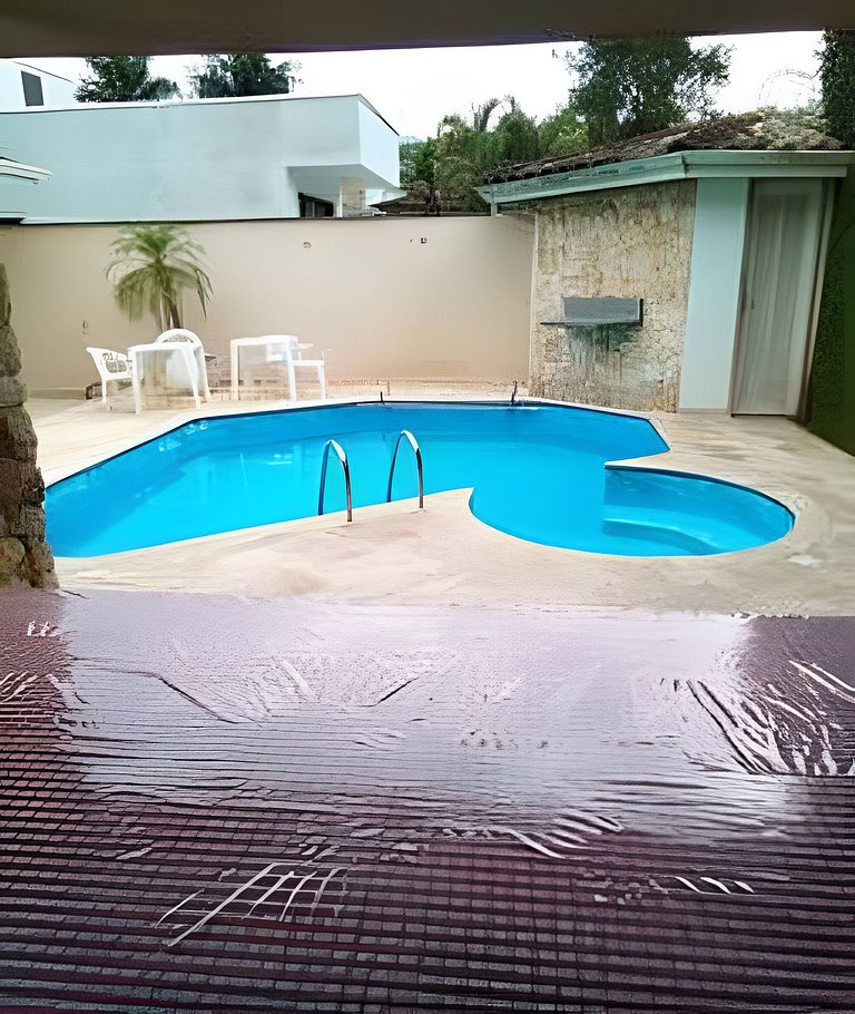 Casa c/ piscina, AC, área gourmet em cond clube