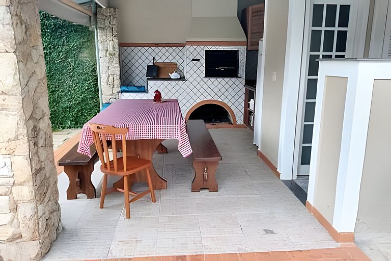Casa c/ piscina, AC, área gourmet em cond clube