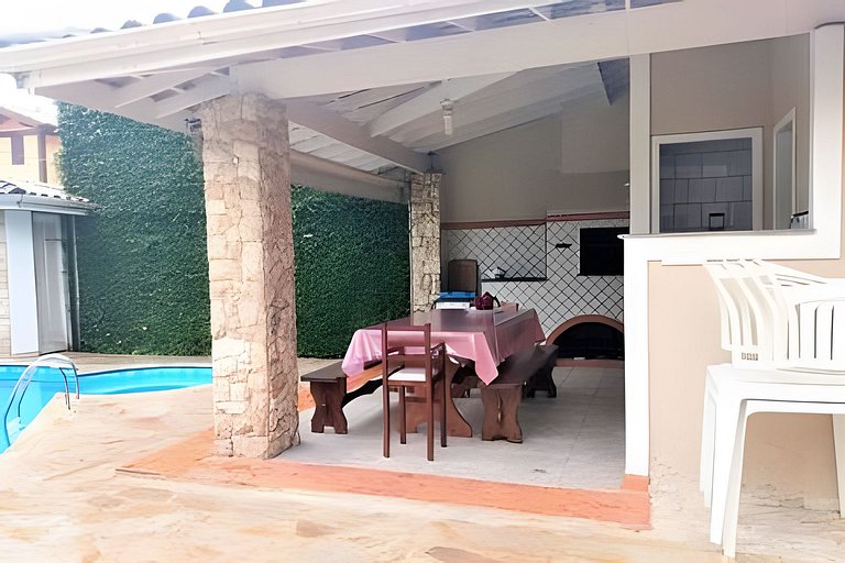 Casa c/ piscina, AC, área gourmet em cond clube