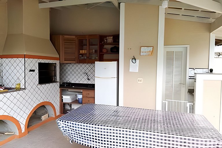 Casa c/ piscina, AC, área gourmet em cond clube