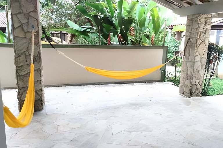 Casa c/ piscina, AC, área gourmet em cond clube