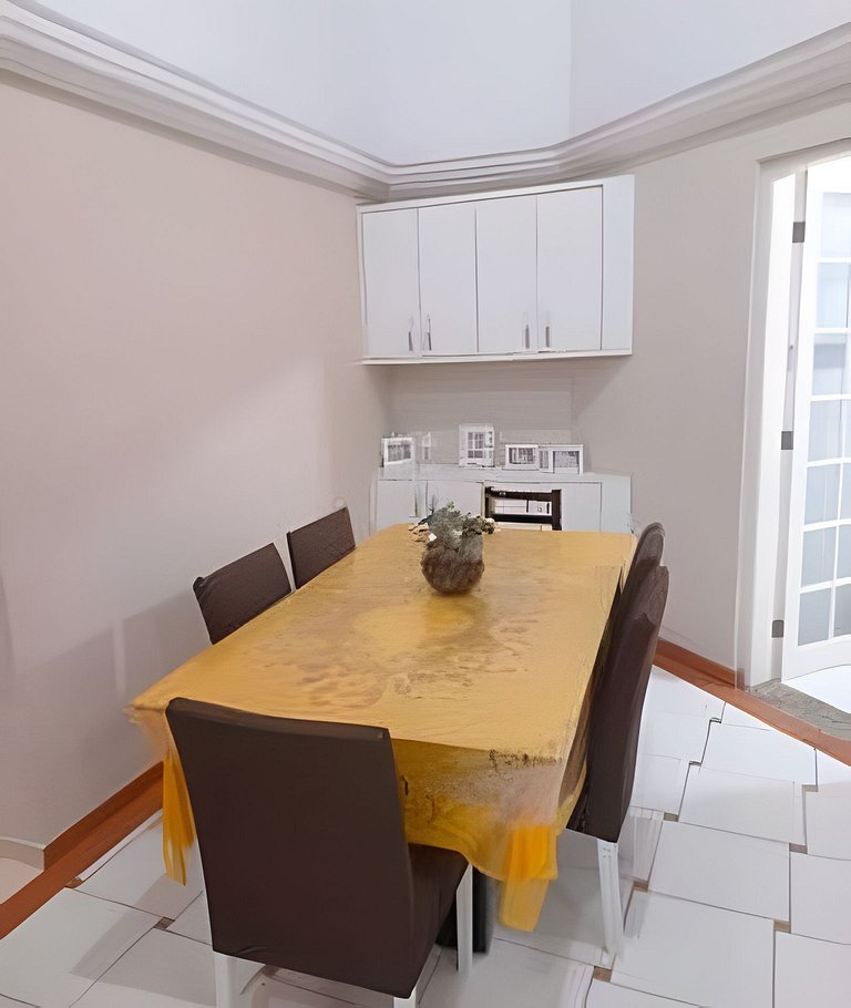 Casa c/ piscina, AC, área gourmet em cond clube