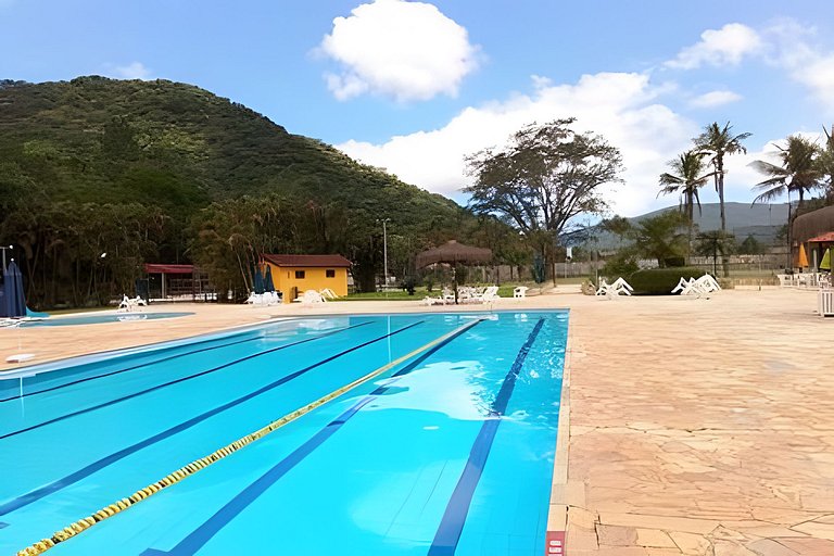 Casa c/ piscina, AC, área gourmet em cond clube