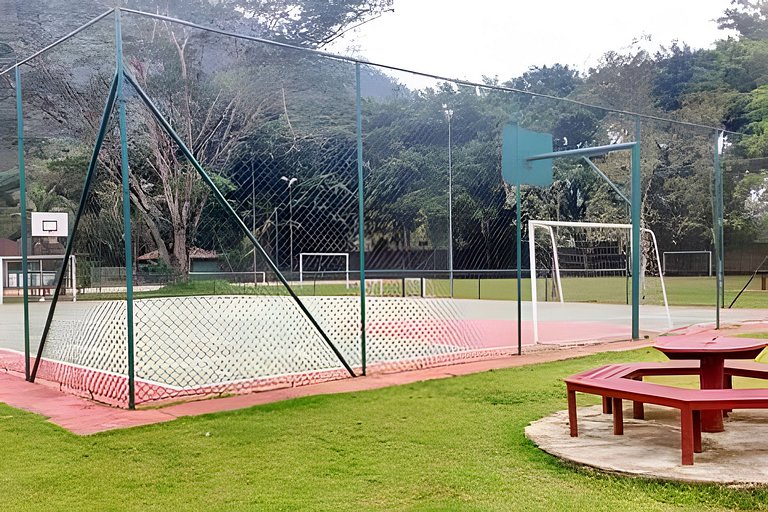 Casa c/ piscina, AC, área gourmet em cond clube
