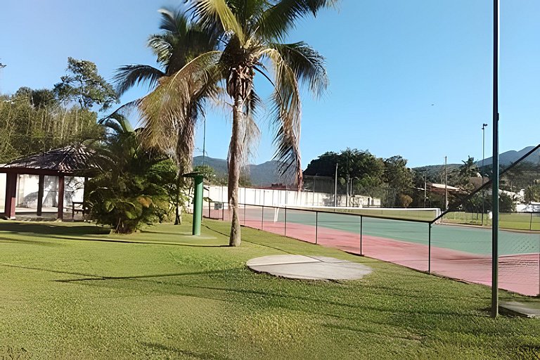 Casa c/ piscina, AC, área gourmet em cond clube