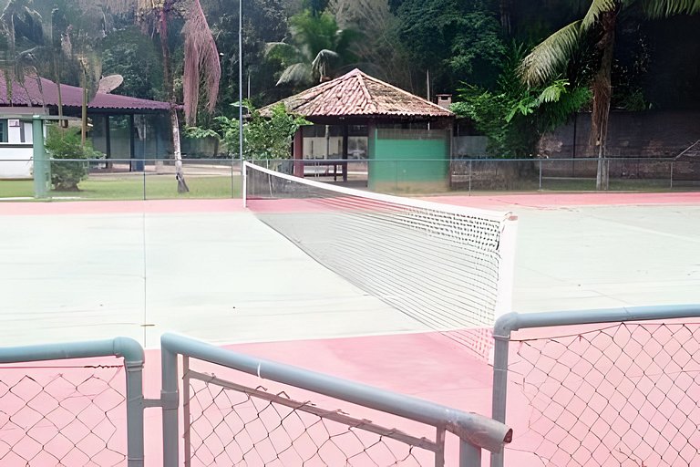 Casa c/ piscina, AC, área gourmet em cond clube