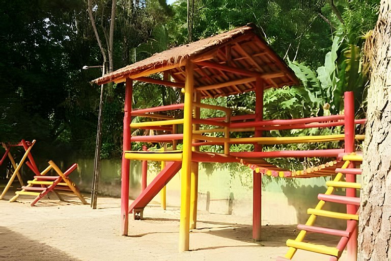 Casa c/ piscina, AC, área gourmet em cond clube