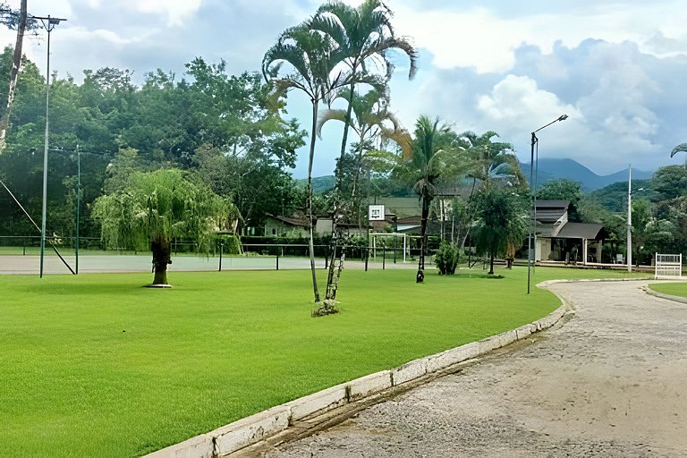 Casa c/ piscina, AC, área gourmet em cond clube