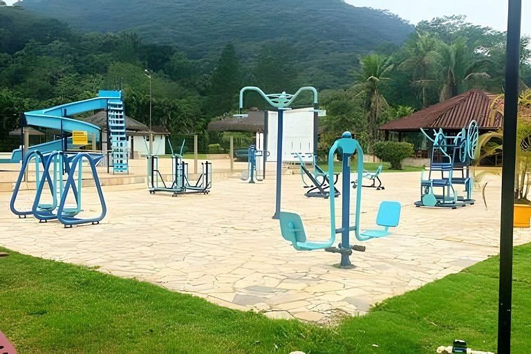Casa c/ piscina, AC, área gourmet em cond clube