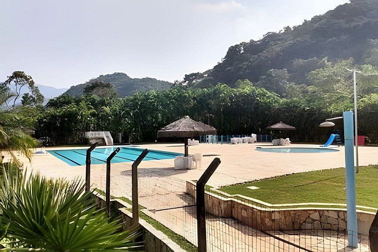 Casa c/ piscina, AC, área gourmet em cond clube