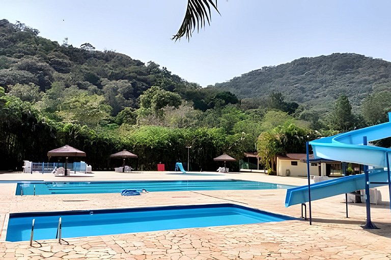 Casa c/ piscina, AC, área gourmet em cond clube