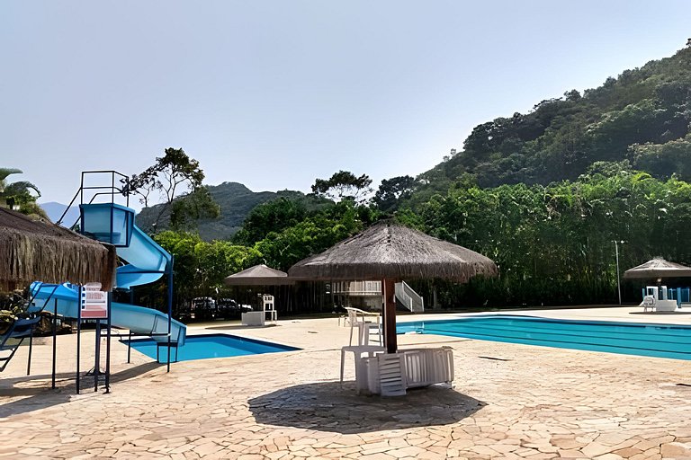 Casa c/ piscina, AC, área gourmet em cond clube