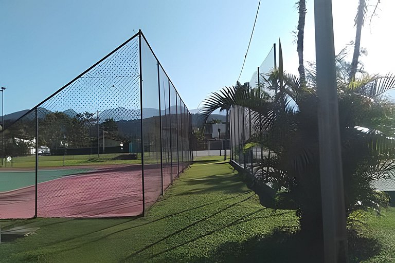 Casa c/ piscina, AC, área gourmet em cond clube