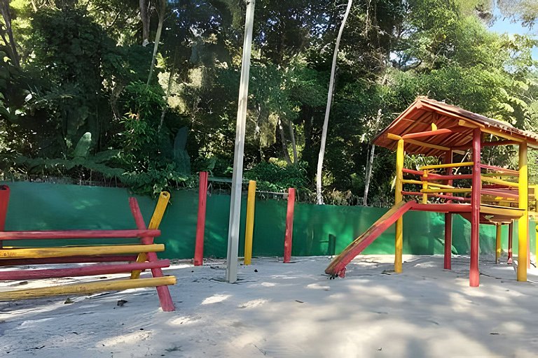 Casa c/ piscina, AC, área gourmet em cond clube
